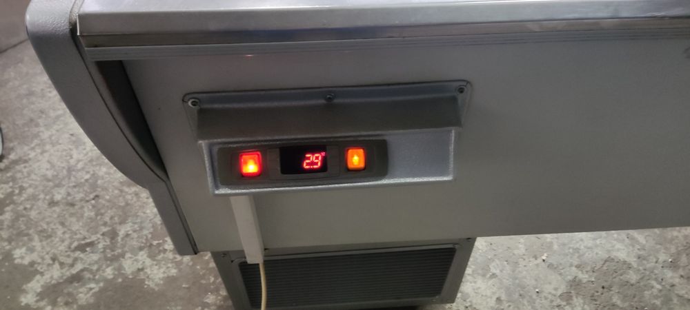 Хладилна щандова витрина