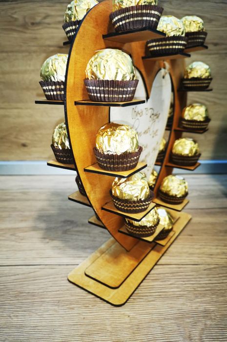 Сърце с бонбони за Св Валентин, 8-ми март, пирография на ваш текст