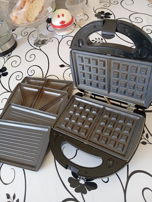 Вафельница почти новая