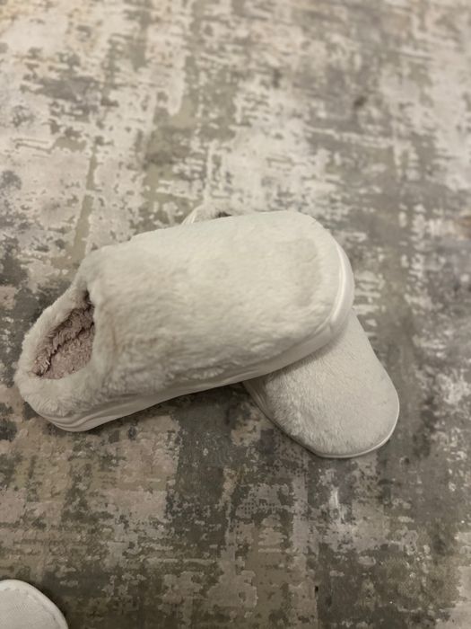 Papuci albi de casa  din blana
