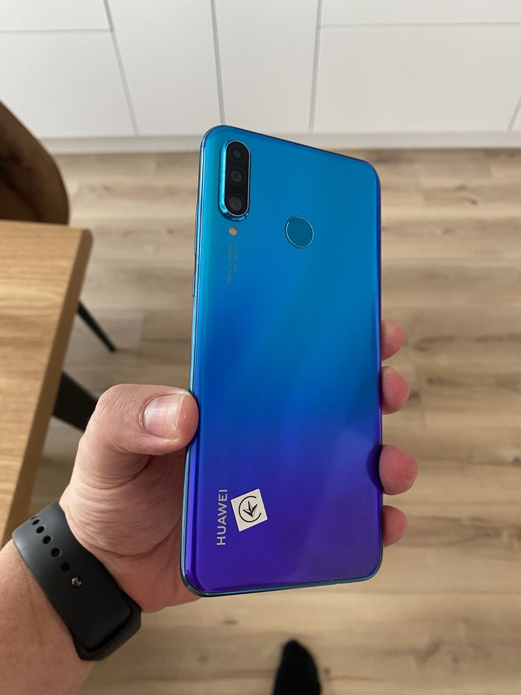 Продавам Huawei p30lite без следи от употреба!