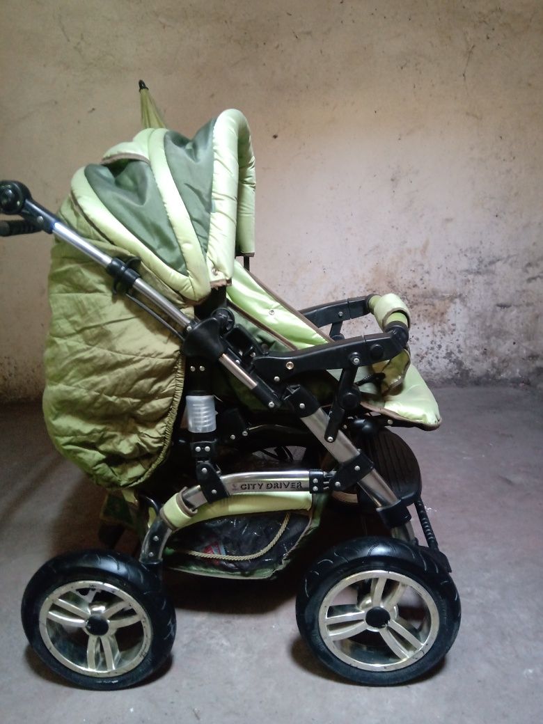 Зелена бебешка количка Bertoni City