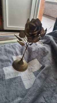 Красива бронзова роза