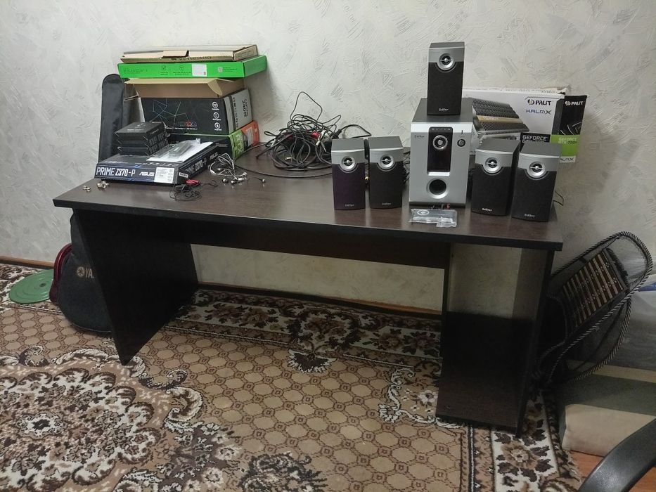 Офисное кресло и стол