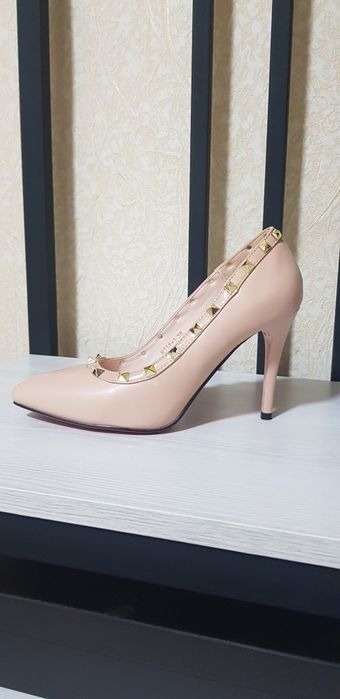 Кожаные модные туфли почти новые