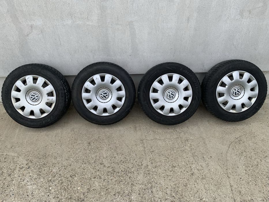 Vand cauciucuri de iarna pe 195/65/15 cu capace originale vw