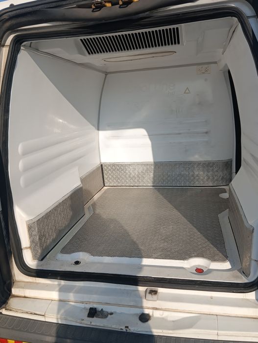 Auto frigorifica cu priza la 220v