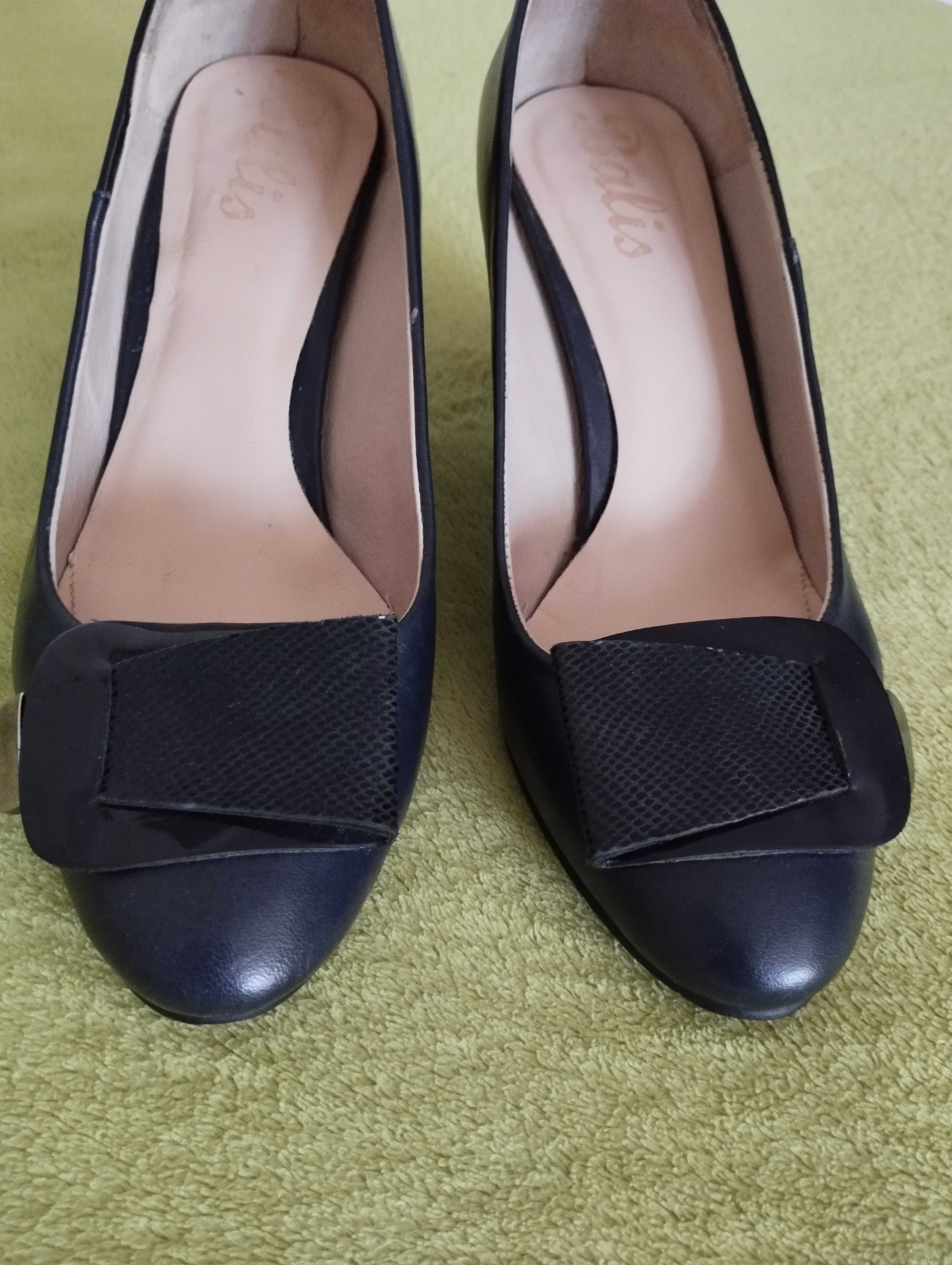 Елегантни, тъмно сини обувки от естествена кожа, н.36