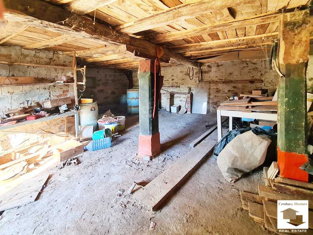170279 Двуетажна къща с панорамна гледка, разположена в с. Янтра