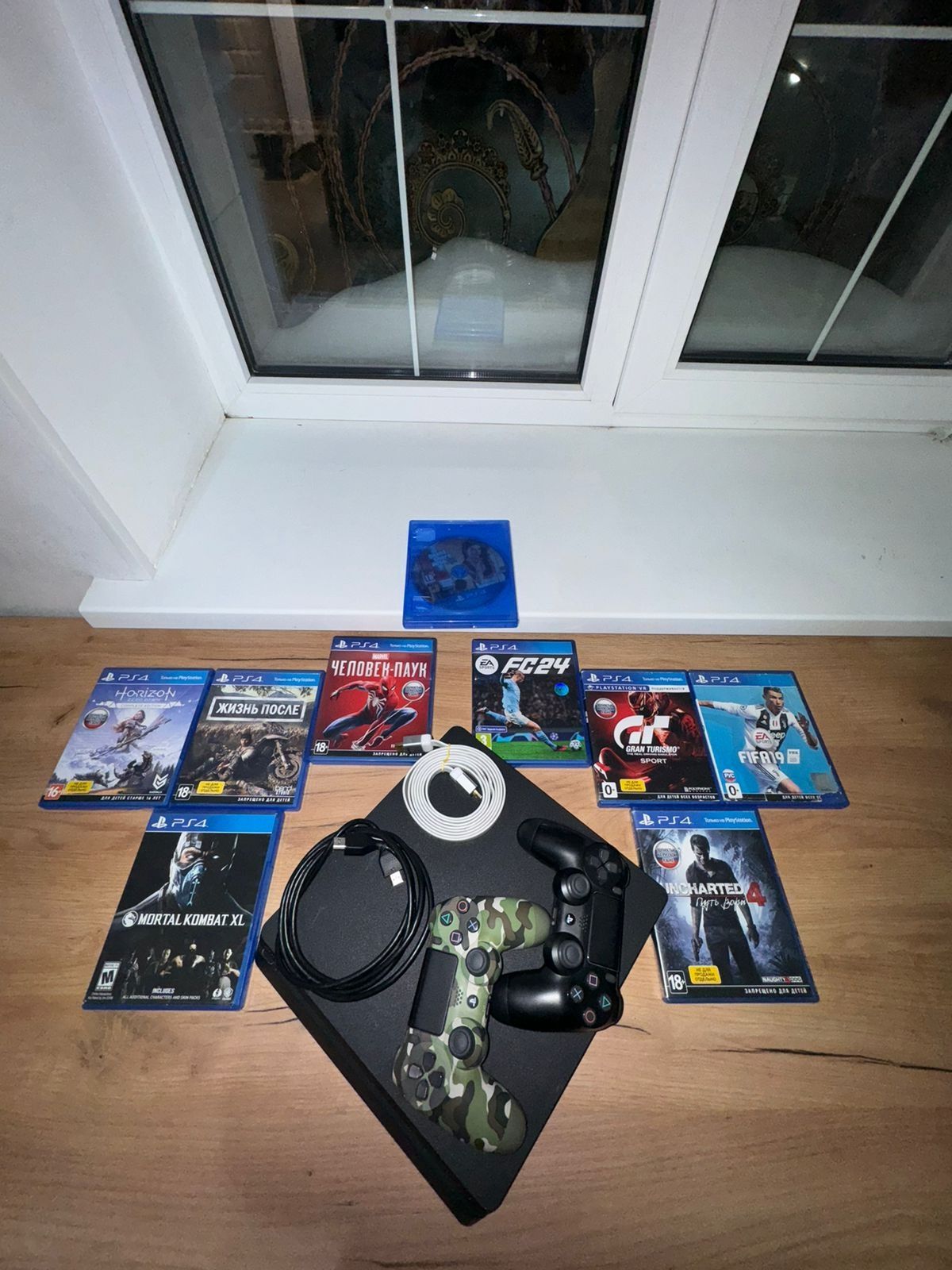 PlayStation 4 Slim в идеальном состоянии