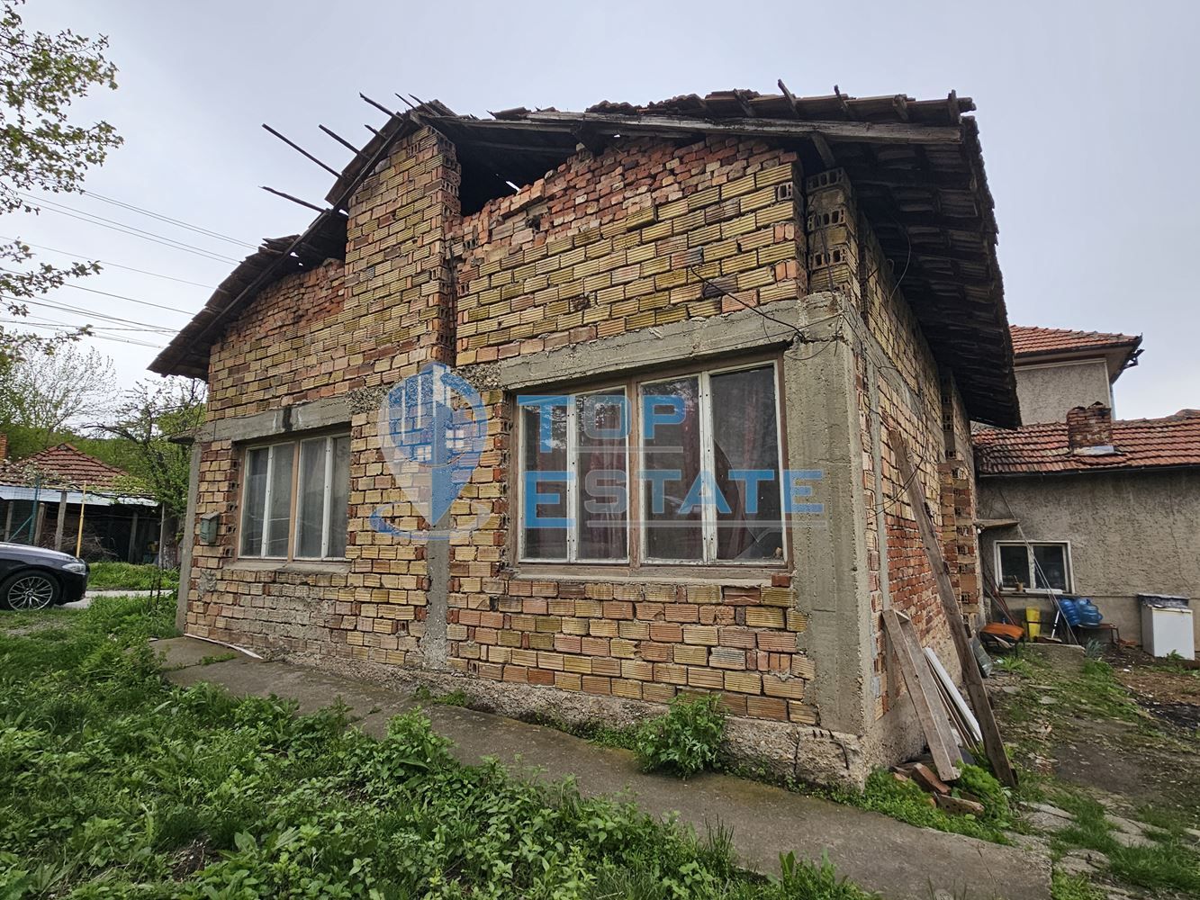 Едноетажна тухлена къща с двор в град Горна Оряховица
