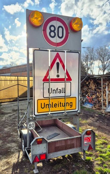 Remorca cu panou de semnalizare si dirijare trafic