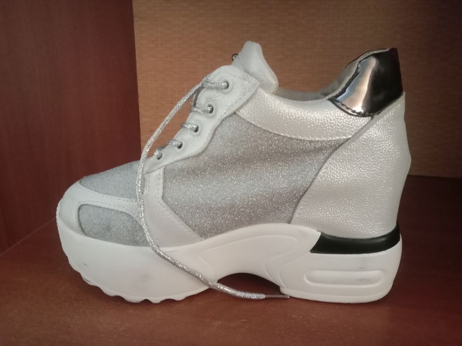 Продам красовки новые Bella