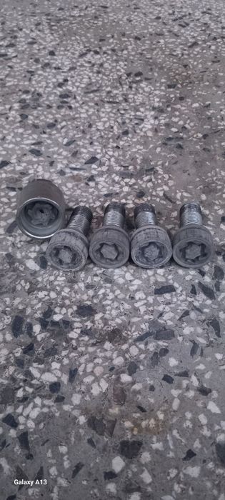 Секретни болтове VW