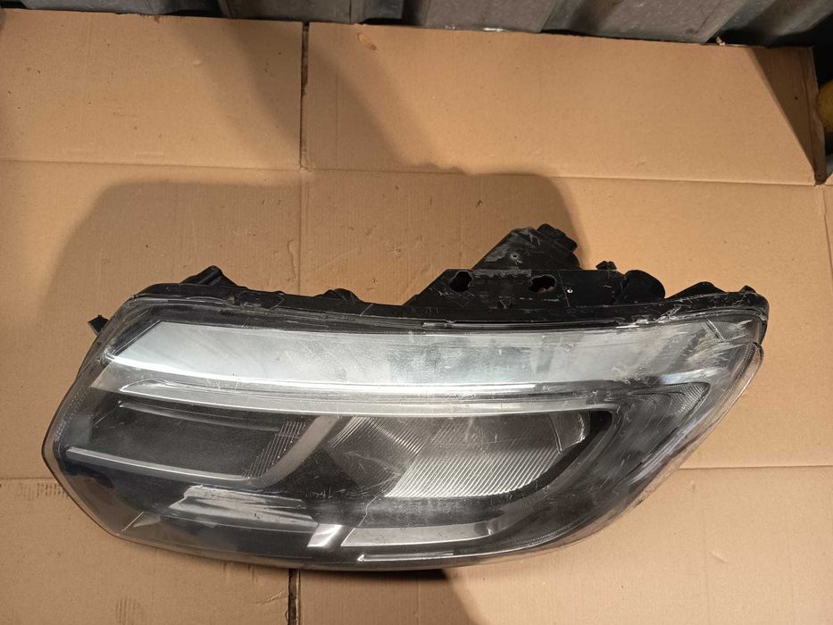 far dacia sandero stanga