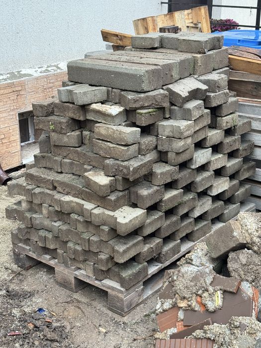 Donez un palet de pavele tip dublu T