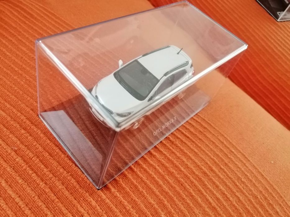 Vand macheta noua OPEL Mokka X, alb, ediție de reprezentanta, 1 43