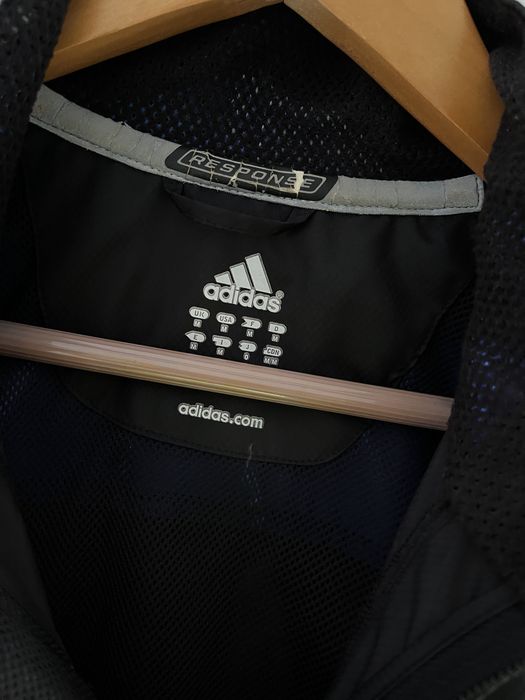 Jachetă Adidas Windbreaker – protecție și stil sport