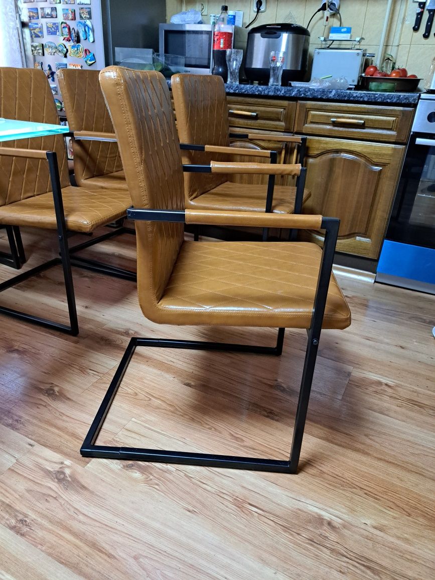 Продавам чисто нови 2 броя трапезни кожени столове 2023 год.модел