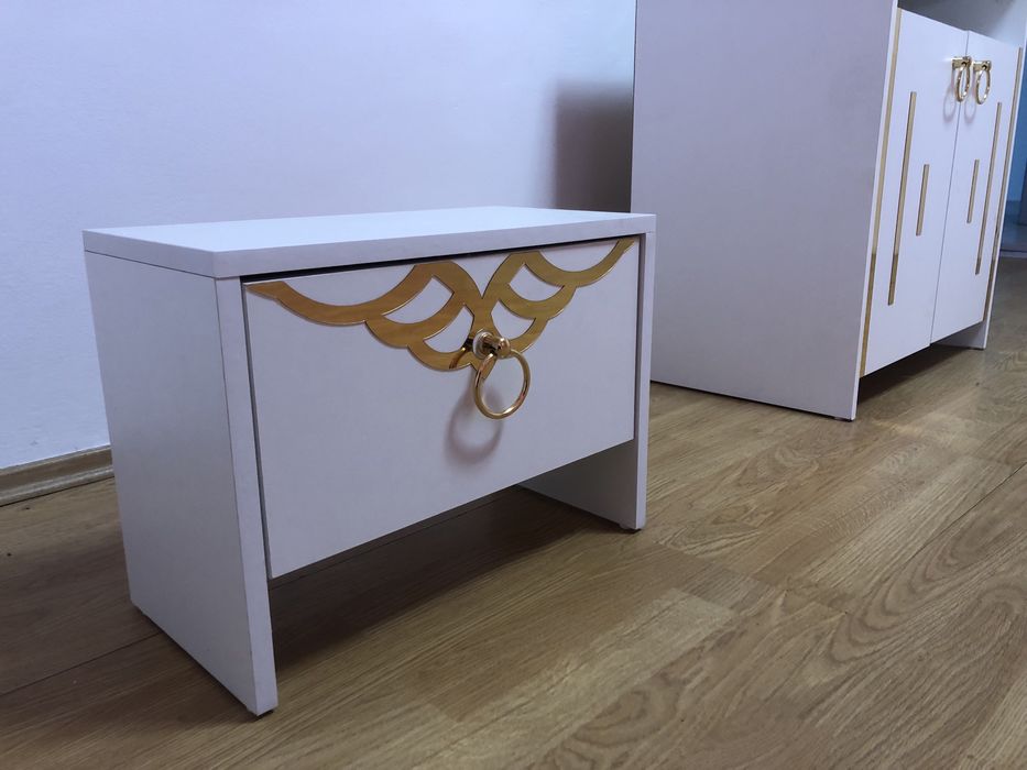 Vand doua noptiere si doua comode