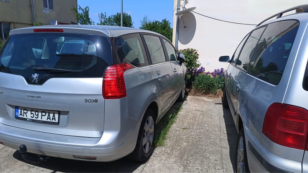 Masina Peugeot 5008