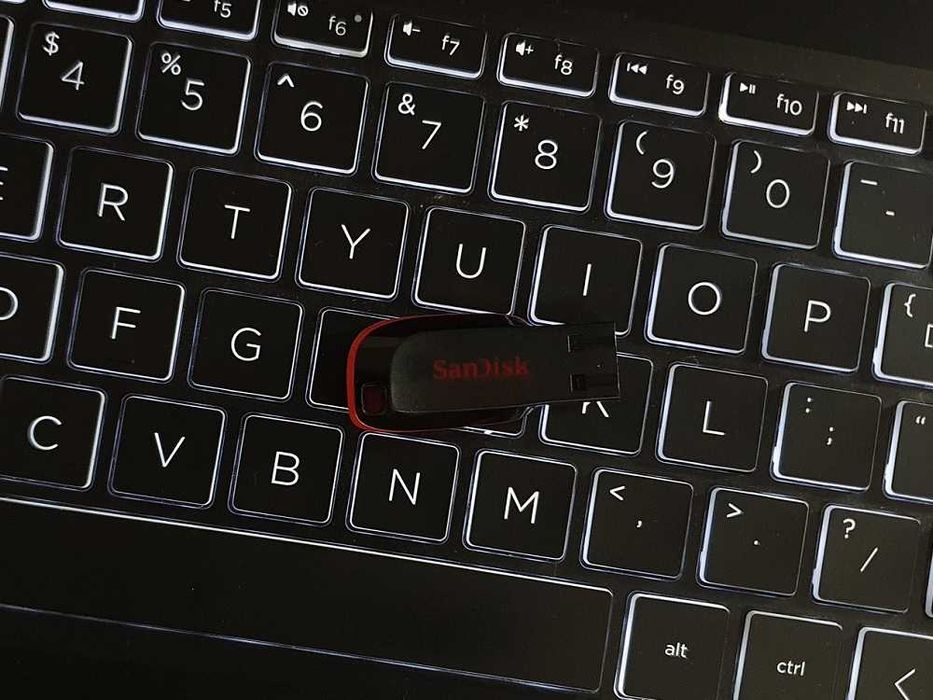 Stick bootabil Windows 10 Pro + licenta retail inclusa