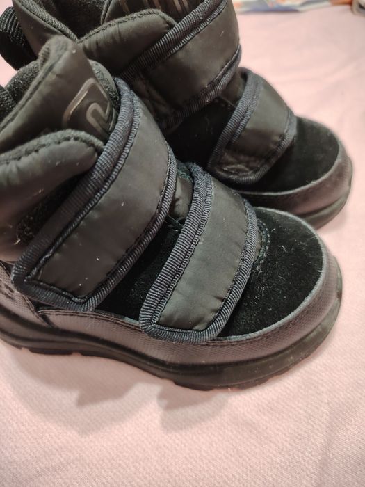 Vând ghetuțe UGG Nr 22, îmblănite cu lână naturala