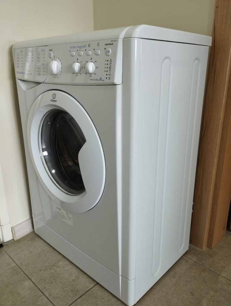 Малка пералня Indesit