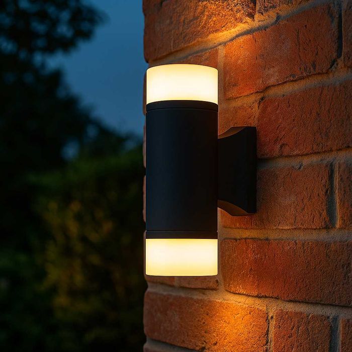 Стенна лампа LUNA LIGHTING – уютна топла светлина за вход и фасада