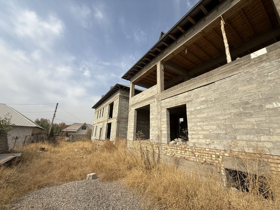 Srochna hovli sotiladi