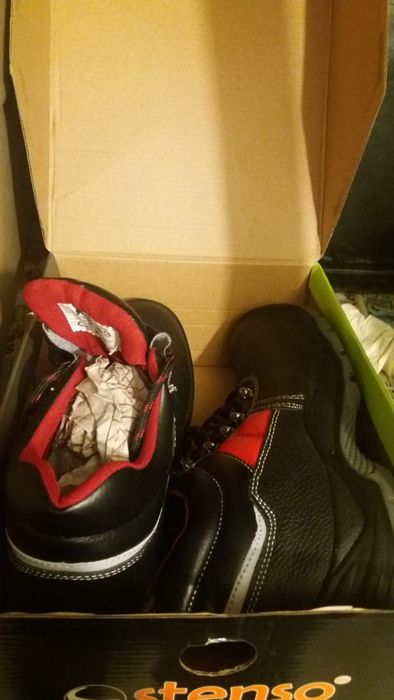 Работни обувки с метални бомбета .