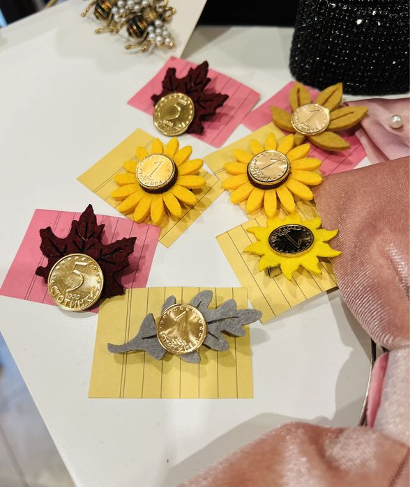 Брошки със стотинка за спомен на българският лев