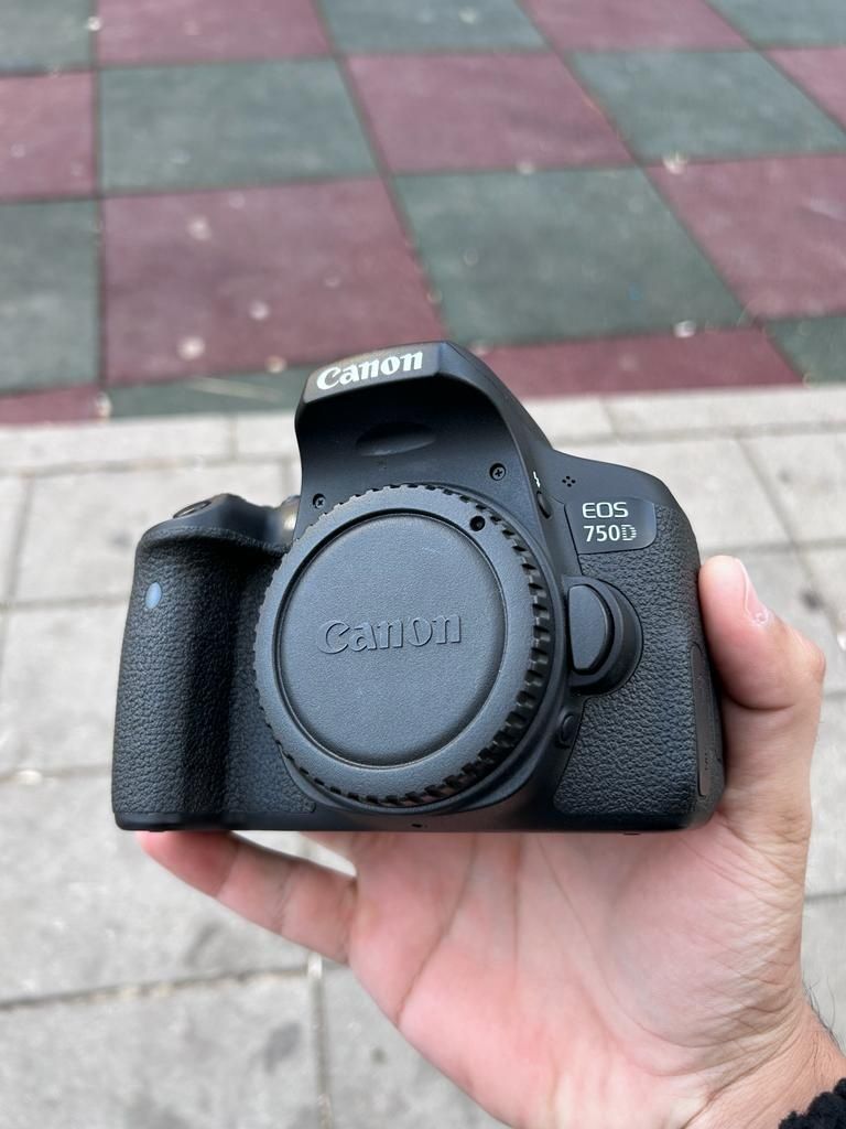 Vând aparat foto Canon 750D obiectiv corp geanta și card de memorie