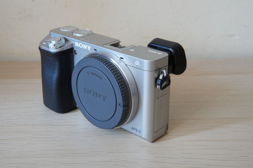 Sony Alpha A6000 ILCE-6000+extra baterie+card SD+geanta de transport