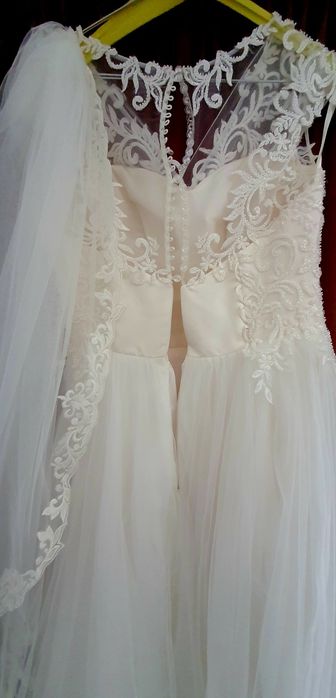 Vând rochie de mireasă + voal și crinolină