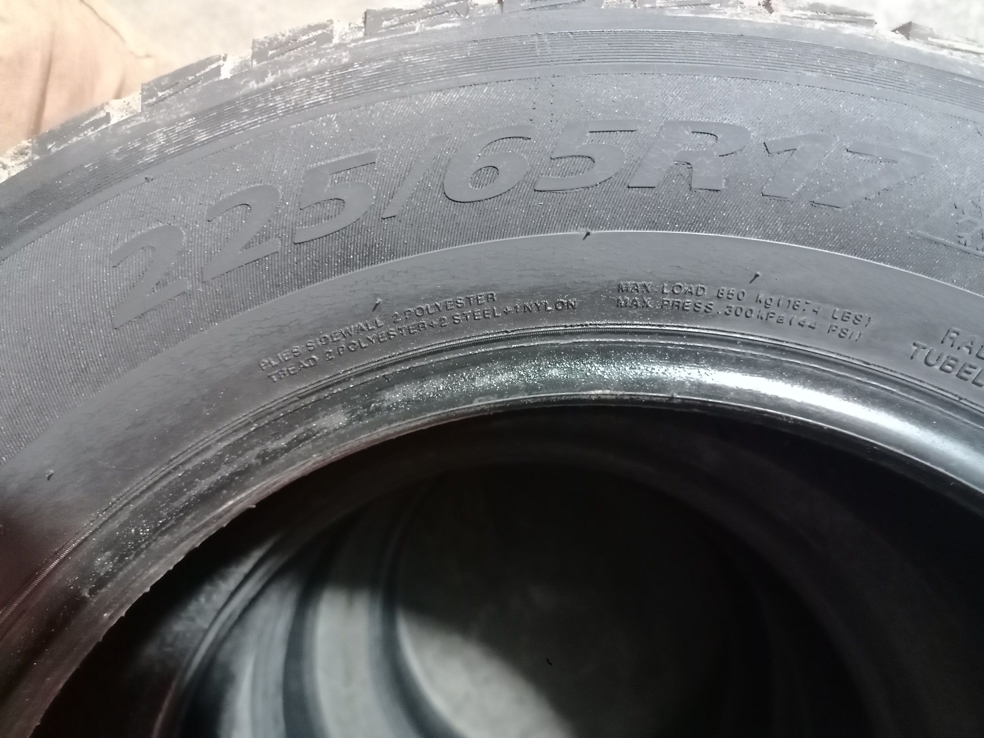 Шины 225/65 R17 зимние.