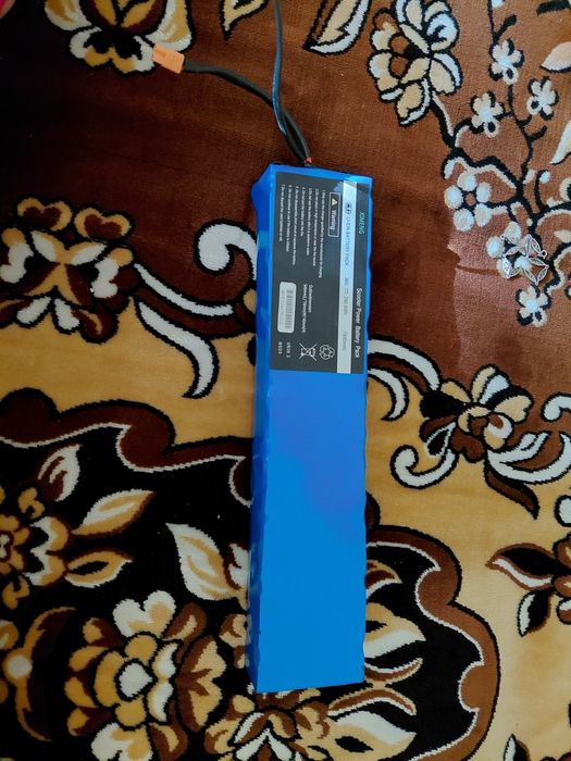 Vând baterie li-ion 36v 7800Ah nefolosita + încărcător .