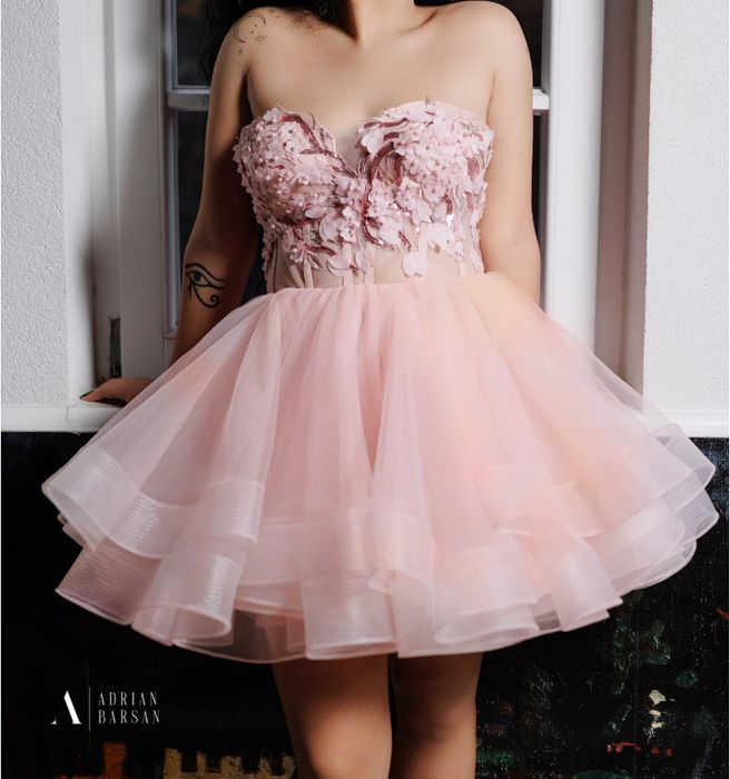 Rochie scurtă de seară.