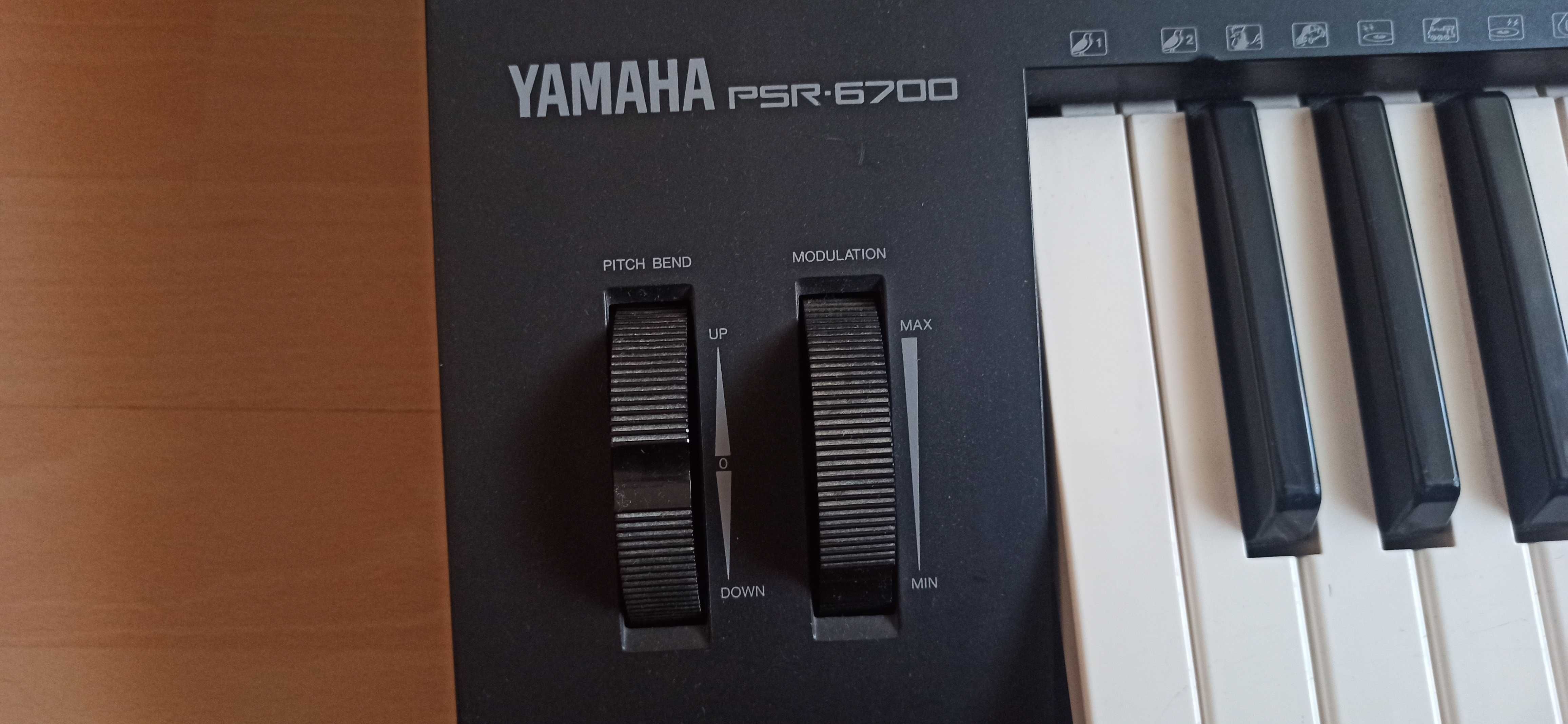 Orga profesionala clasica YAMAHA PSR-6700,cu o sonorizare exceptional.