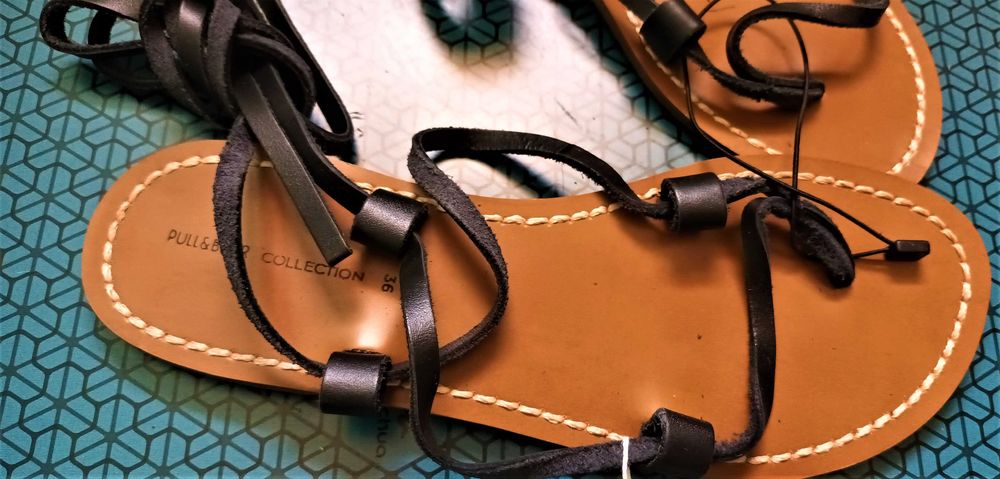 Pull & Bear Sandale maro negre cu bretele infasurate, marimea 36