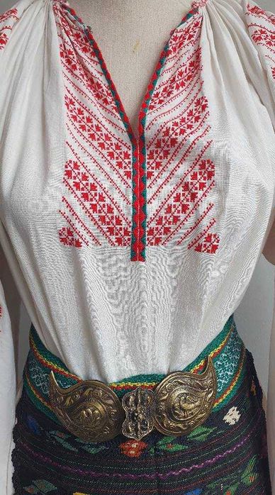 Costum popular (ie/camasa cu poala, catrinte, sorturi, fote, oprege)