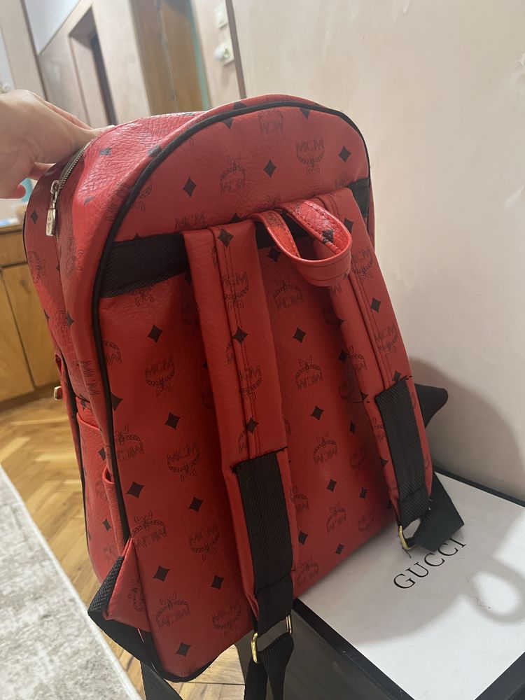 Червена раница MCM