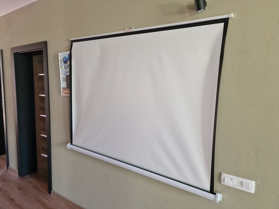 Vand video proiector cu ecran
