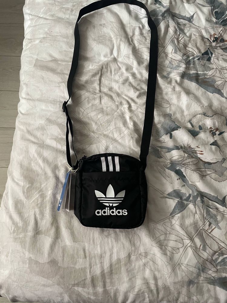 Продавам чантичка Adidas original