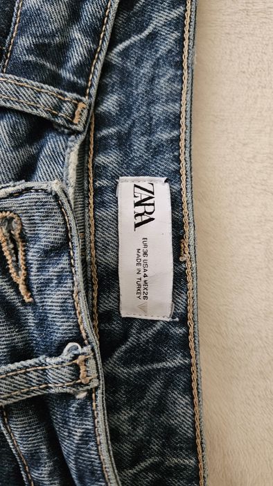 Дънки Zara с прокъсан елемент