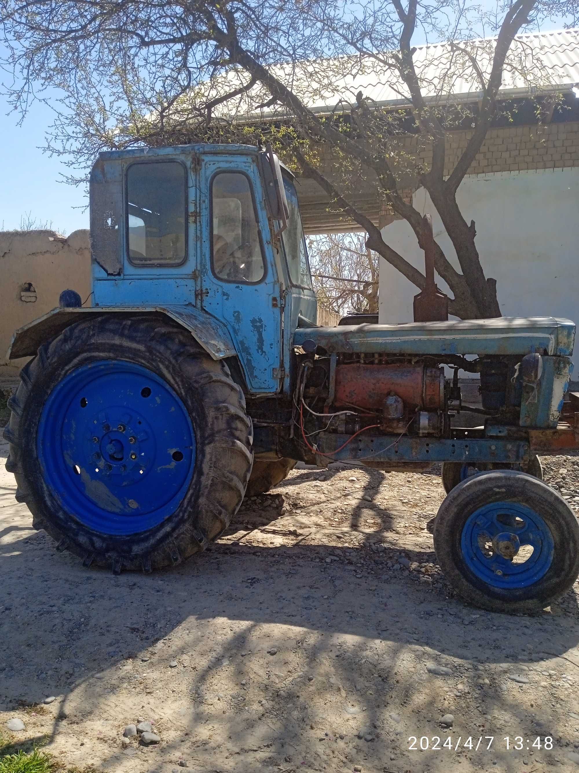 Traktor sotiladi T28