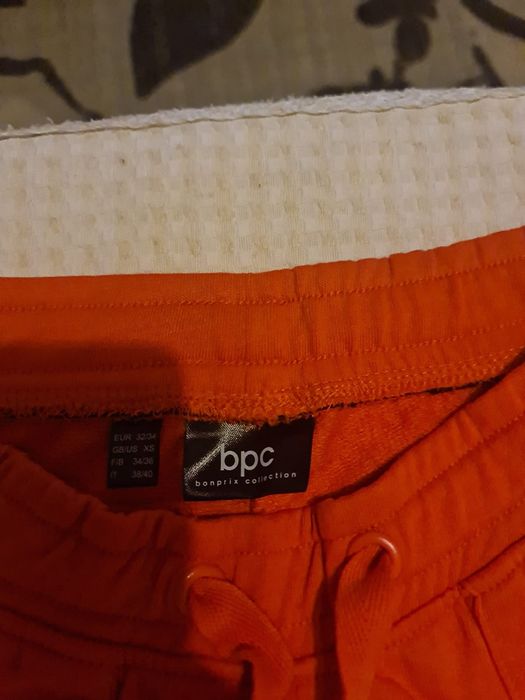 Blugi, pantaloni, dama, noi, mărime XS și S, toate la pret de 50 lei.