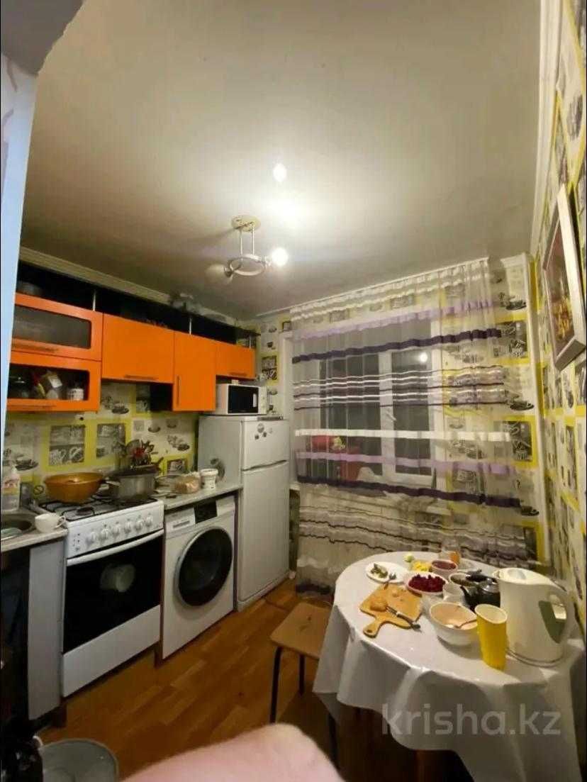Продам 3-комнатную квартиру 12-микр. Не в залоге!!! 3-этаж.