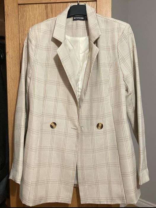 Бежово дамско сако с етикет