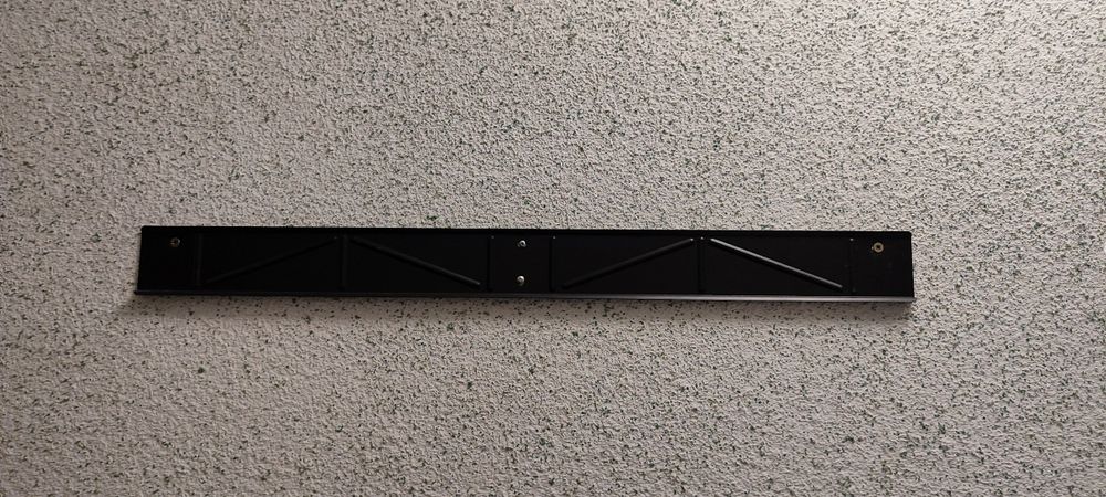 Метална закачалка за стена